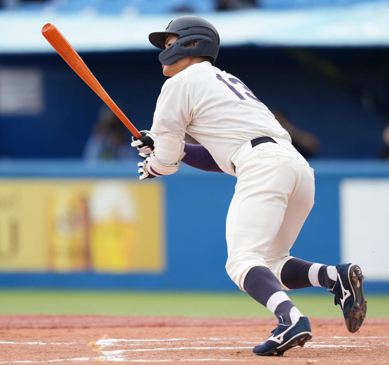 早大対明大　1回裏明大1死二、三塁、左2点適時打を放つ杉崎（撮影・鈴木みどり）