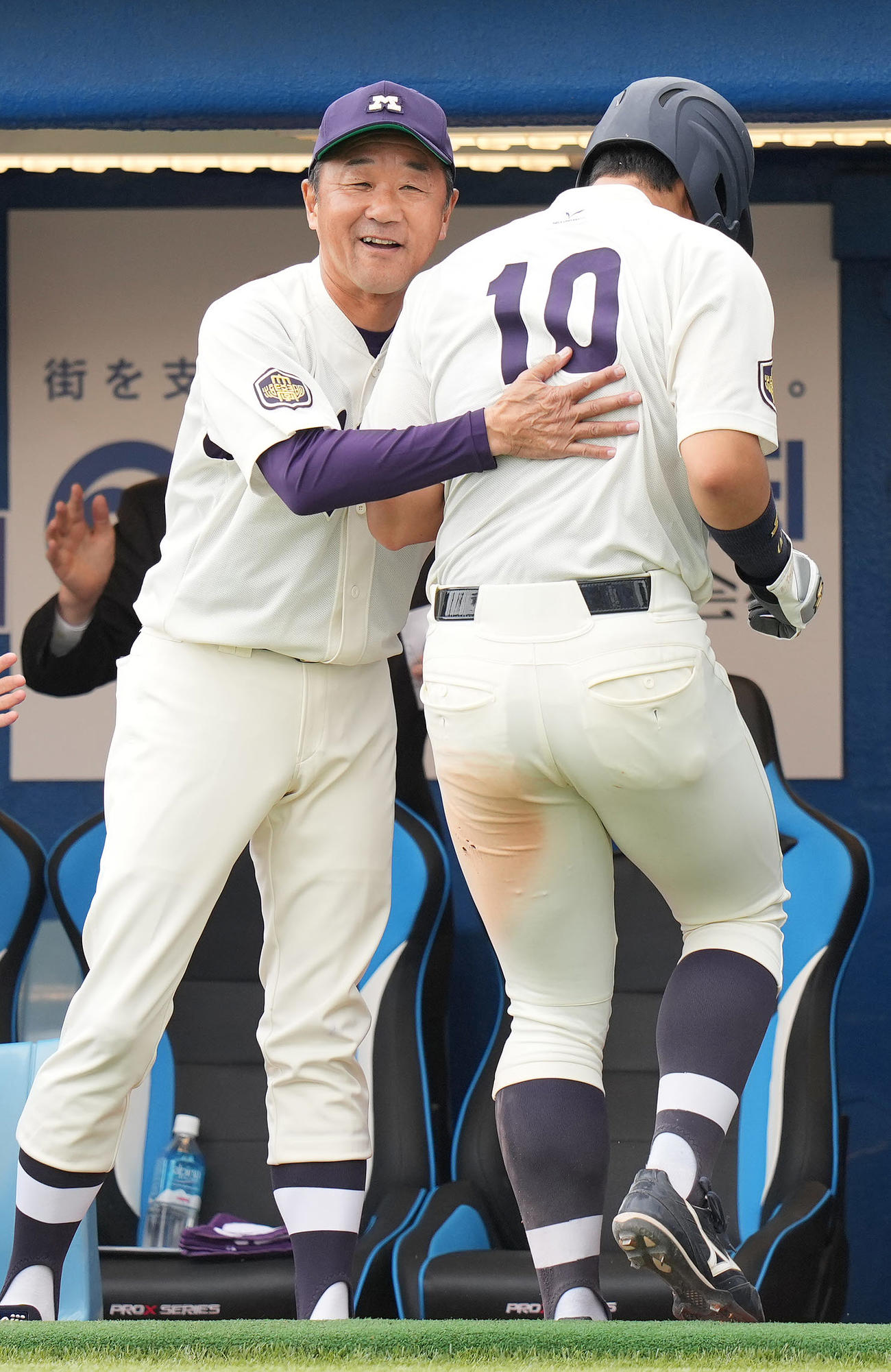早大対明大　1回裏明大1死二、三塁、杉崎の左2点適時打で生還した二塁走者上田希（右）を迎える田中監督（撮影・鈴木みどり）