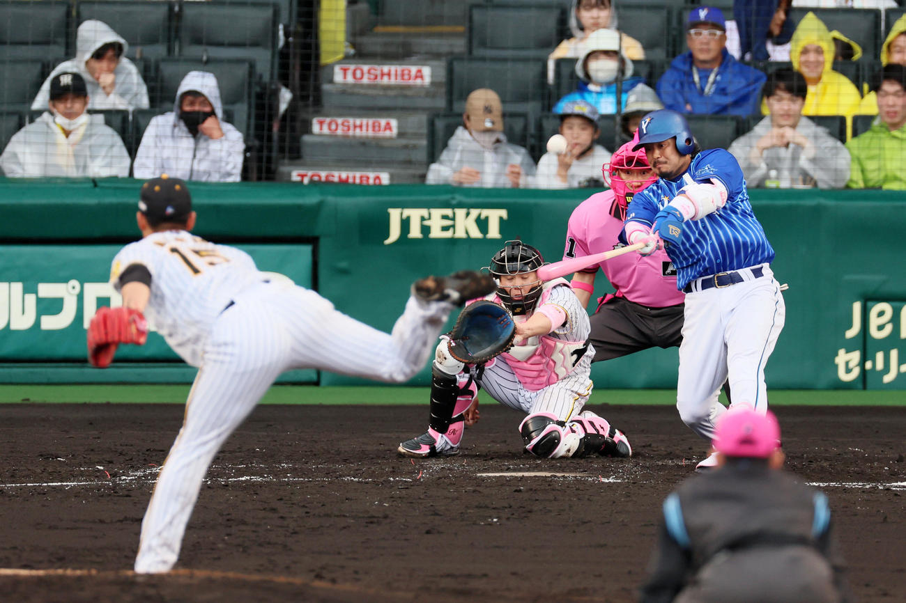 阪神対DeNA 3回表DeNA無死一塁、宮崎は左越え2点本塁打を放つ。投手は西純（撮影・加藤哉）