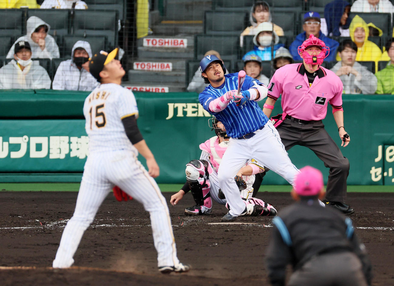 阪神対DeNA 3回表DeNA無死一塁、宮崎は左越え2点本塁打を放つ。投手は西純（撮影・加藤哉）