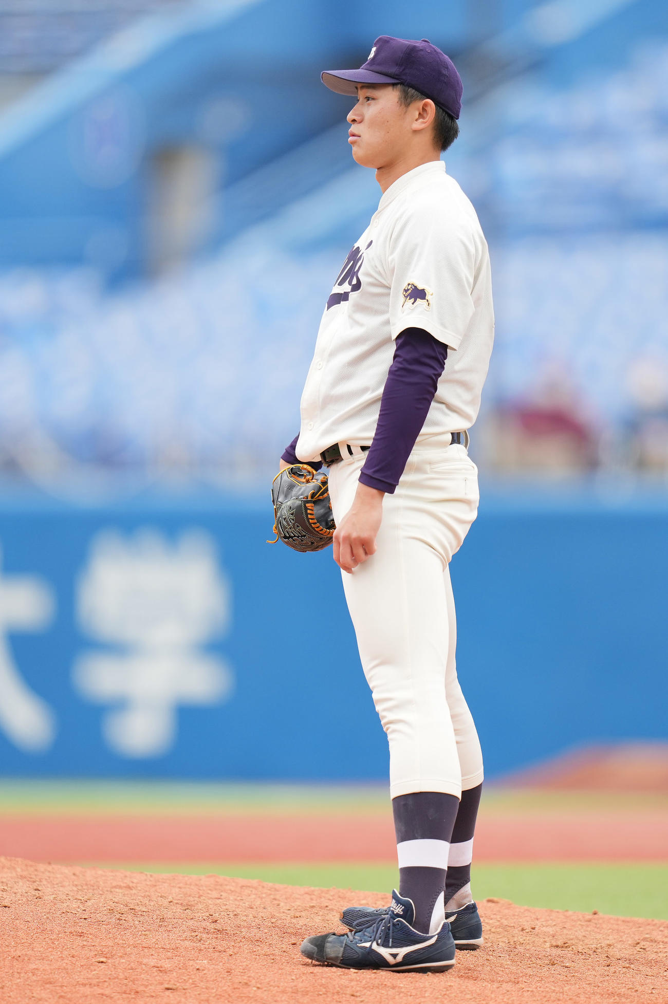 早大対明大　6回表早大2死一、三塁、吉納に左越え3点本塁打を浴び、ぼうぜんとする石原（撮影・鈴木みどり）