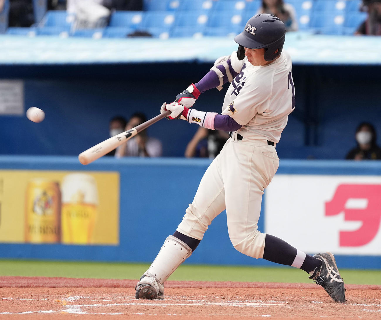 早大対明大　8回裏明大1死二塁、右越え2点本塁打を放つ小島河（撮影・鈴木みどり）