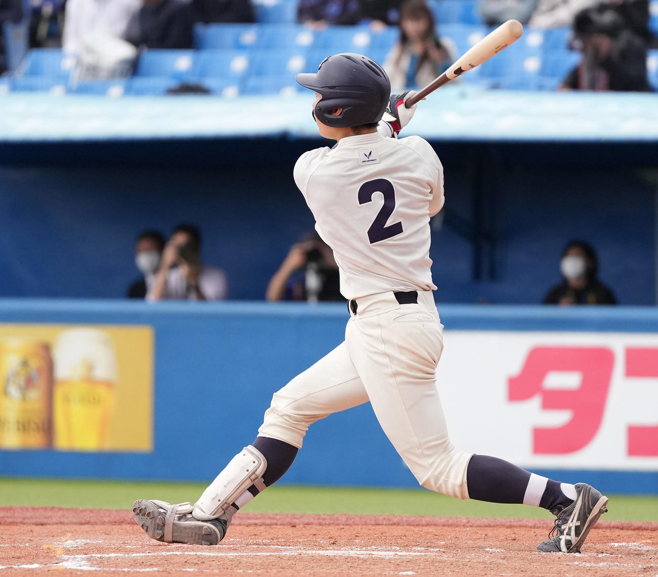 早大対明大　8回裏明大1死二塁、右越え2点本塁打を放つ小島河（撮影・鈴木みどり）