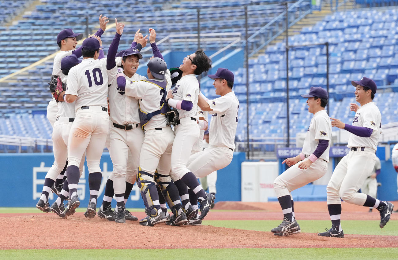 早大対明大　早大に勝利しリーグ3連覇を決め、喜びを爆発させる明大ナイン（撮影・鈴木みどり）