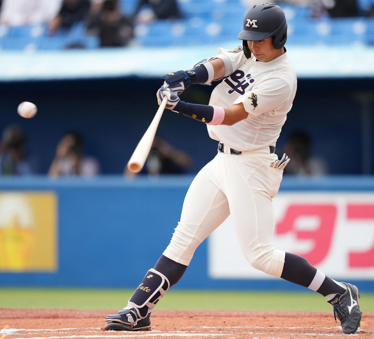 早大対明大　1回裏明大1死一、三塁、先制の左適時二塁打を放つ上田希（撮影・鈴木みどり）