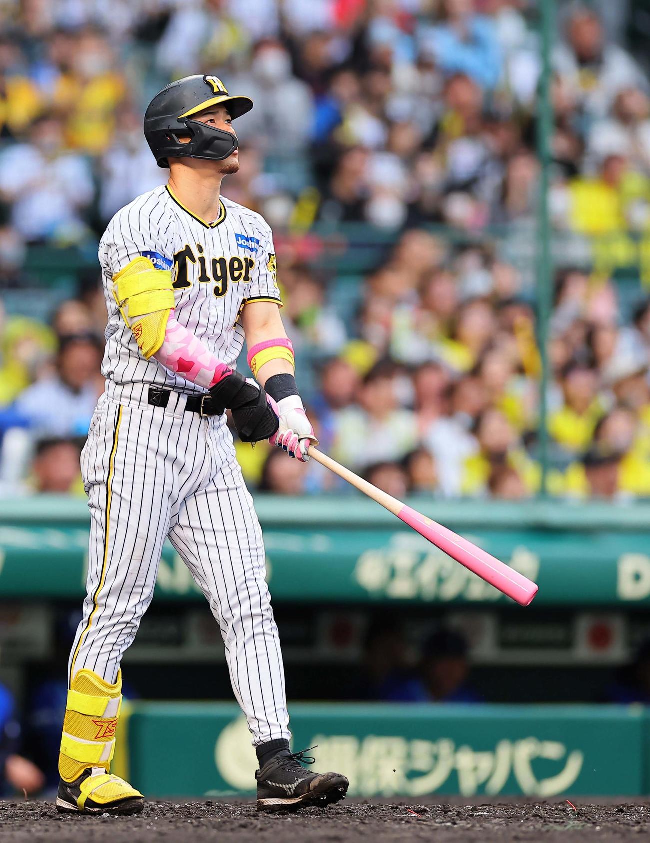 阪神対DeNA 4回裏阪神2死満塁、佐藤輝は右中間へ満塁本塁打を放つ（撮影・上田博志）