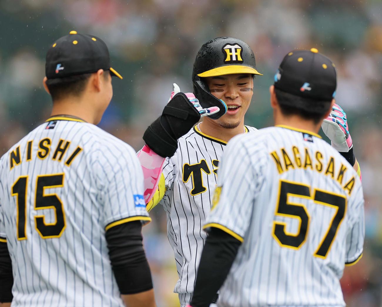阪神対DeNA 1回裏阪神2死一、二塁、右越え先制3点本塁打を放った佐藤輝（中央）は笑顔を見せる（撮影・上田博志）