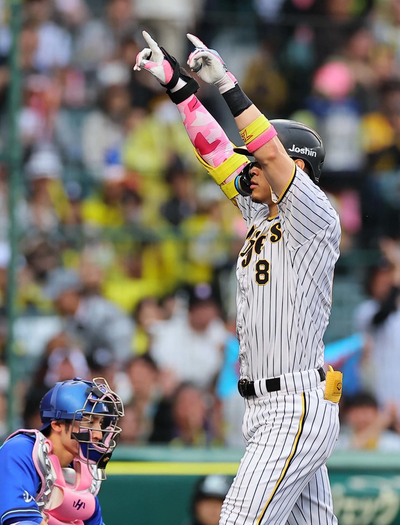 阪神対DeNA 4回裏阪神2死満塁、佐藤輝は右中間へ満塁本塁打を放つ（撮影・上田博志）