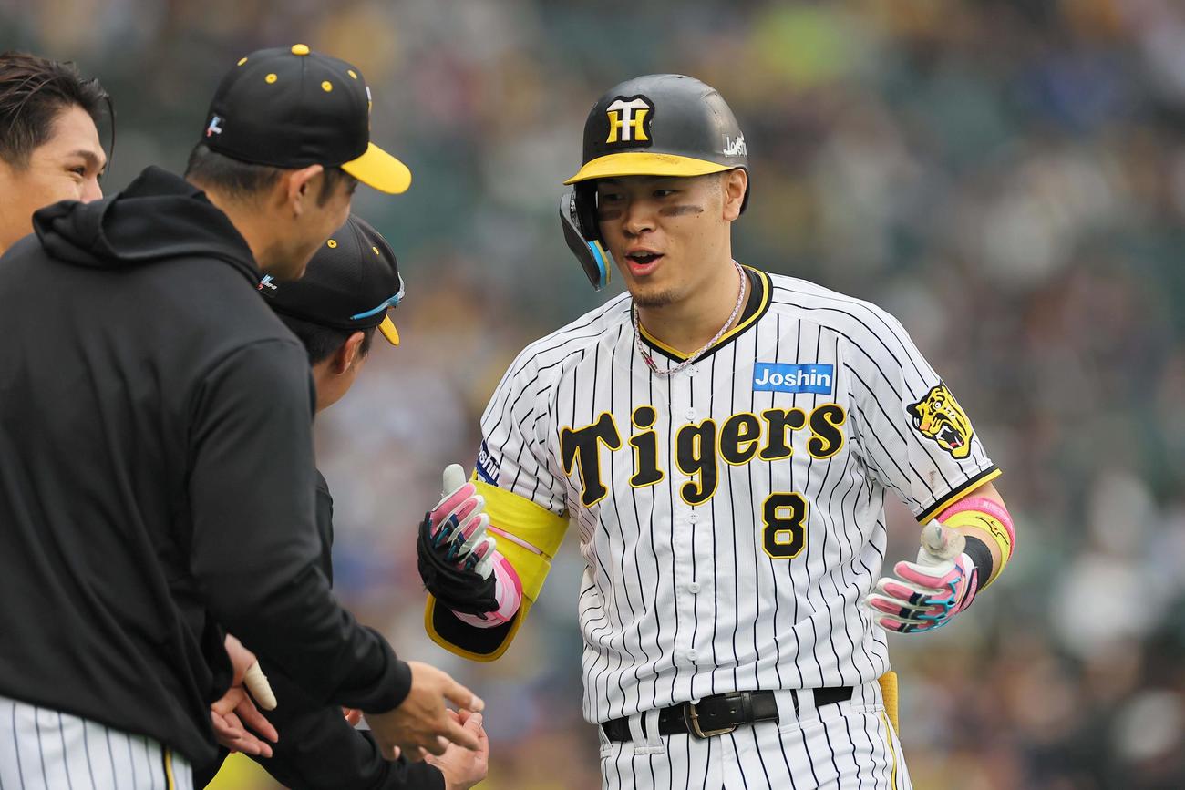 阪神対DeNA 4回裏阪神2死満塁、右中間へ満塁本塁打を放ち笑顔を見せる佐藤輝（撮影・上田博志）