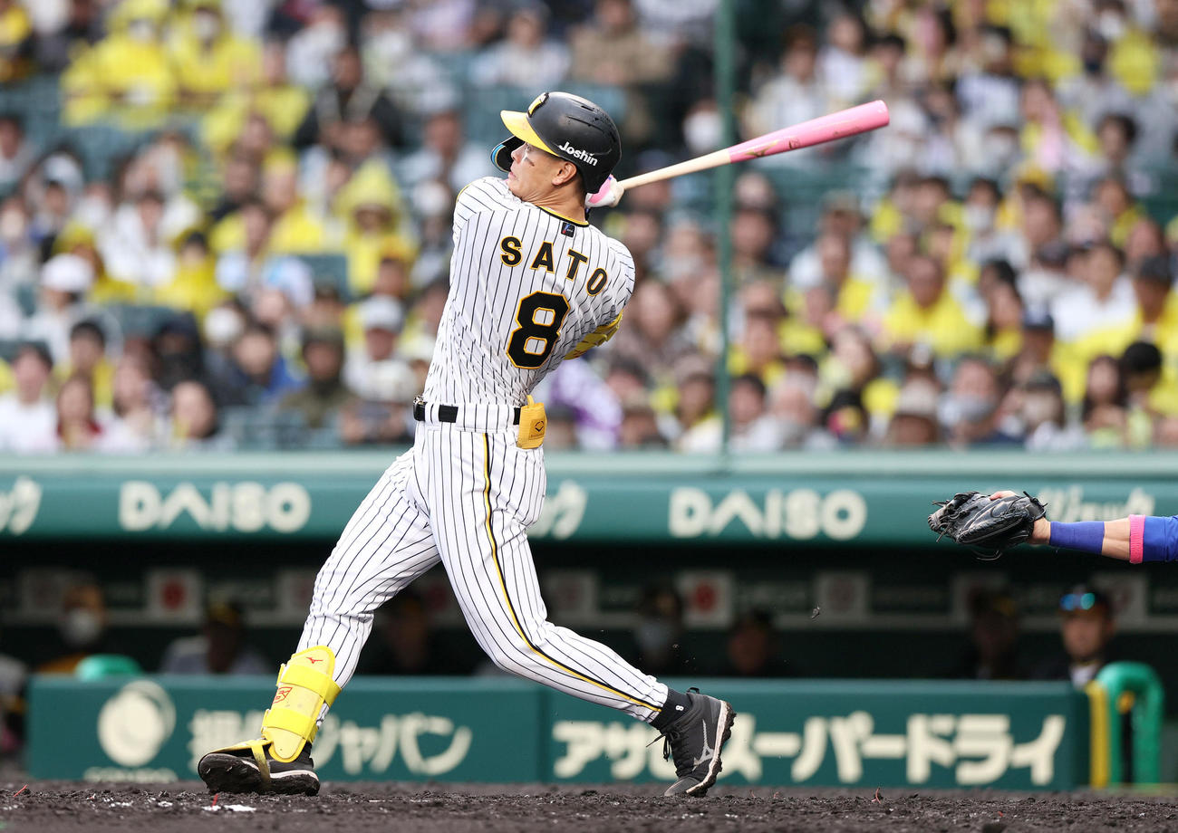 阪神対DeNA 4回裏阪神2死満塁、佐藤輝は右中間越え満塁本塁打を放つ（撮影・上山淳一）