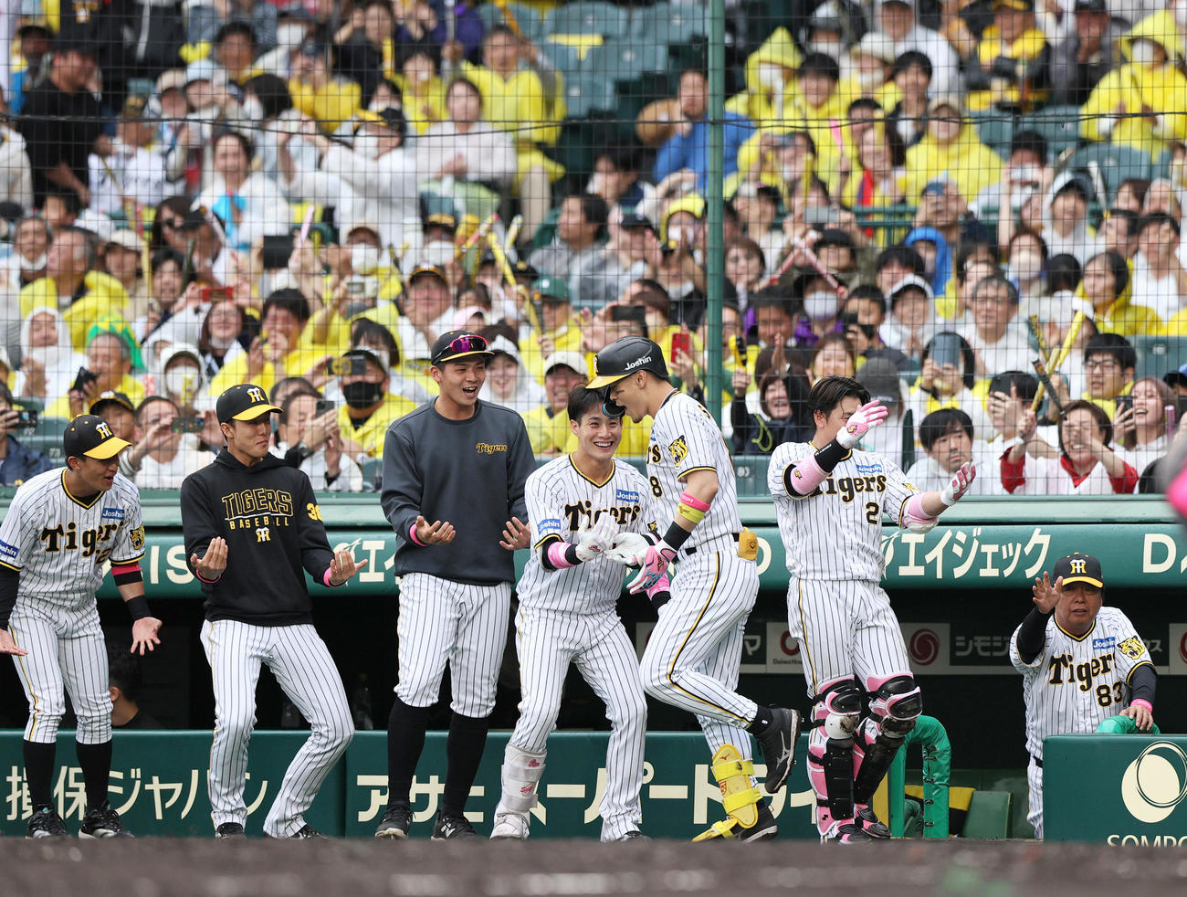 阪神対DeNA 4回裏阪神2死満塁、佐藤輝（手前）は右中間越え満塁本塁打を放ちナインの祝福を受ける（撮影・上山淳一）