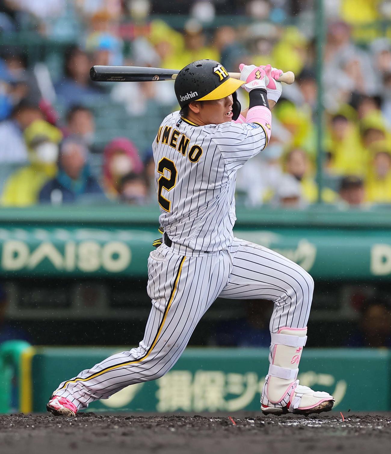 阪神対DeNA 2回裏阪神無死、梅野は右前打を放つ（撮影・上田博志）