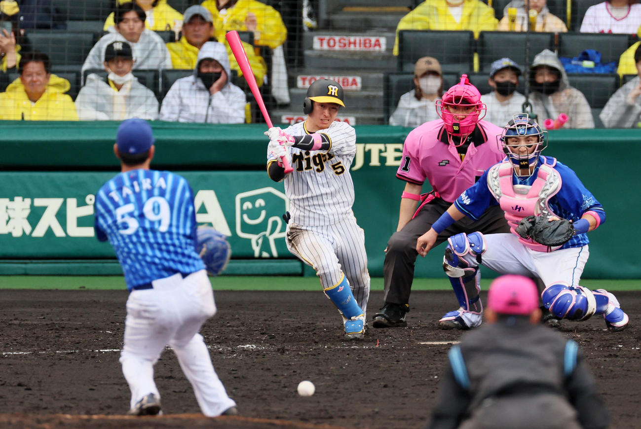 阪神対DeNA 4回裏阪神1死一、三塁、近本は中前適時打を放つ。投手は平良（撮影・加藤哉）