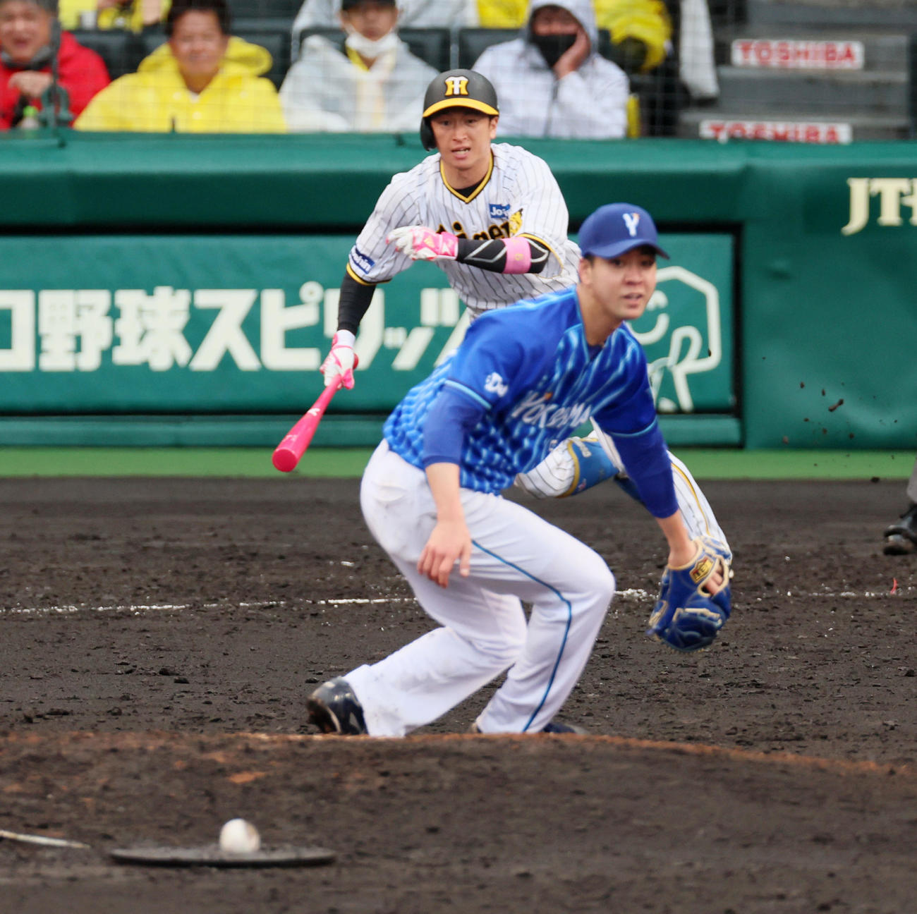 阪神対DeNA 4回裏阪神1死一、三塁、近本は中前適時打を放つ。投手は平良（撮影・加藤哉）