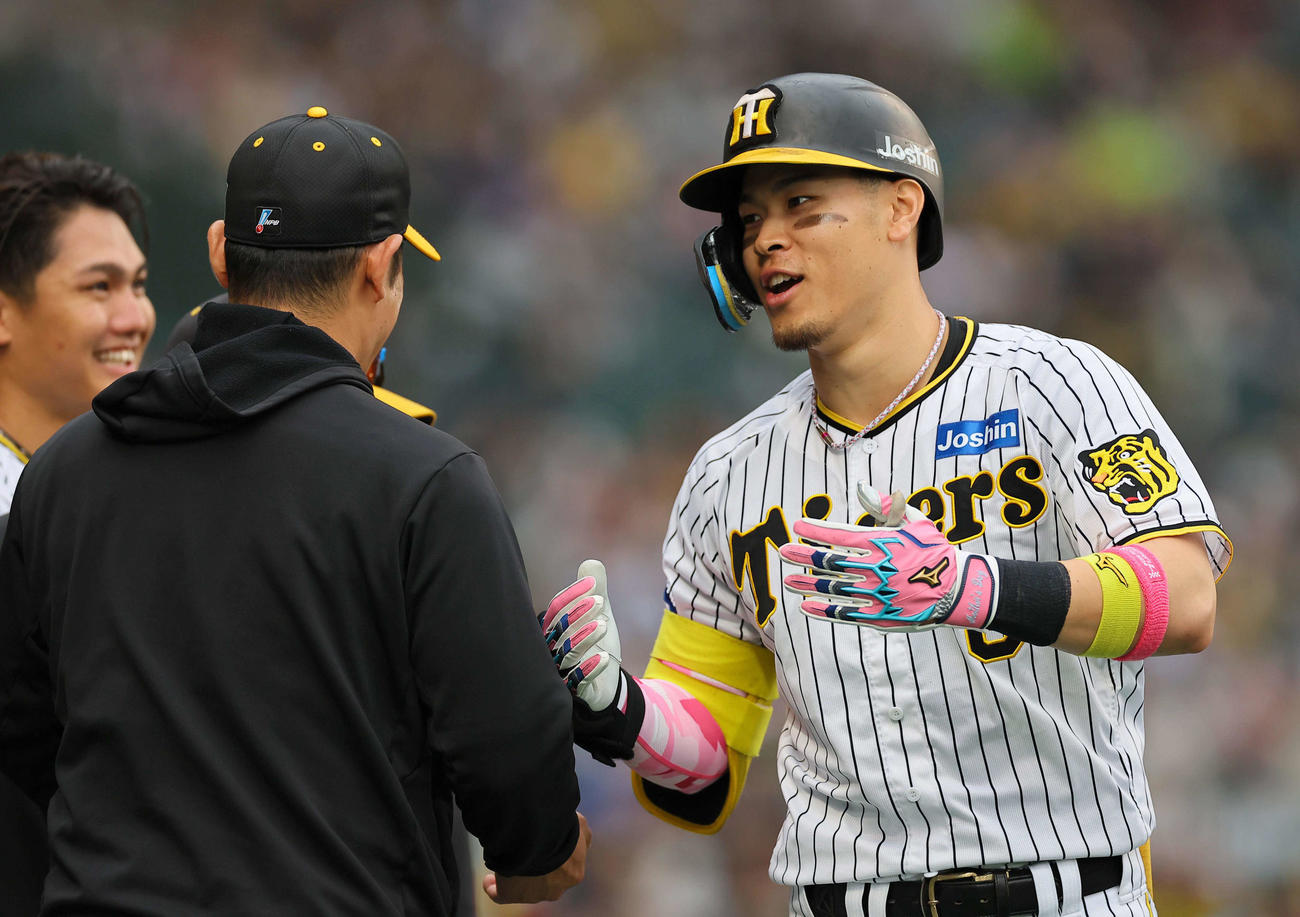 阪神対DeNA 4回裏阪神2死満塁、右中間へ満塁本塁打を放ち笑顔を見せる佐藤輝（撮影・上田博志）