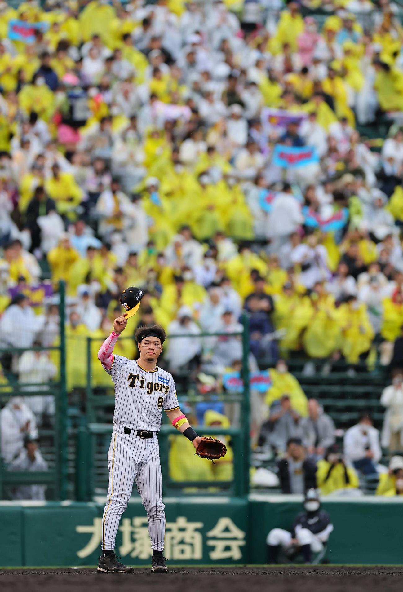 阪神対DeNA 4回裏阪神2死満塁、右中間へ満塁本塁打を放った佐藤輝はファンのコールに帽子上げて応える（撮影・上田博志）