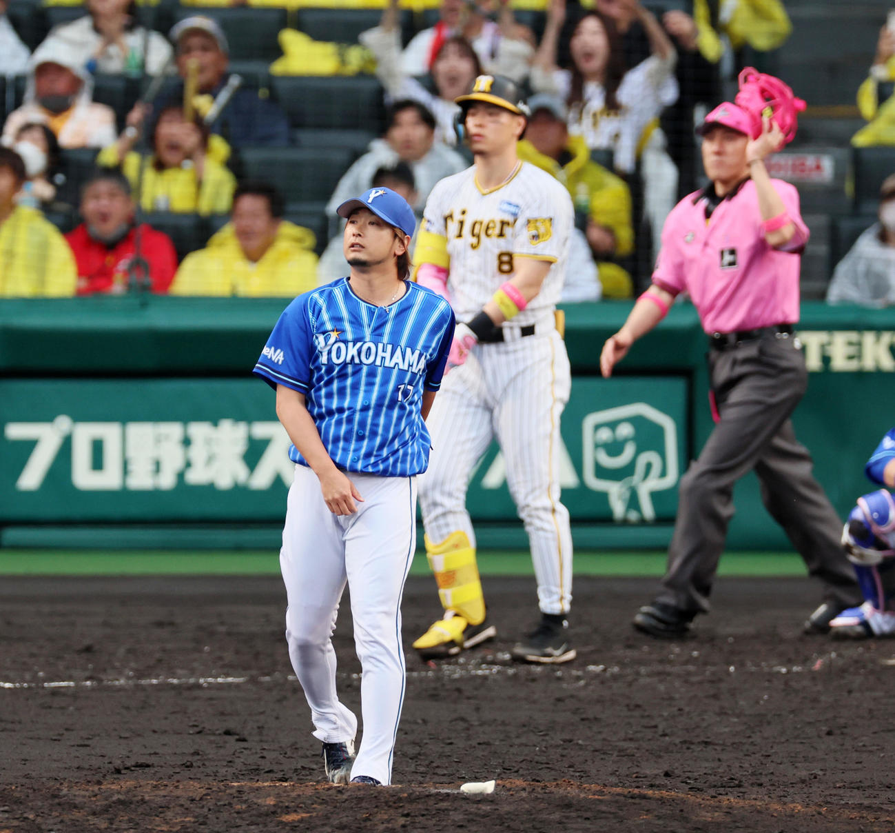阪神対DeNA 4回裏阪神2死満塁、三嶋は佐藤輝に右越えに満塁本塁打を被弾（撮影・加藤哉）