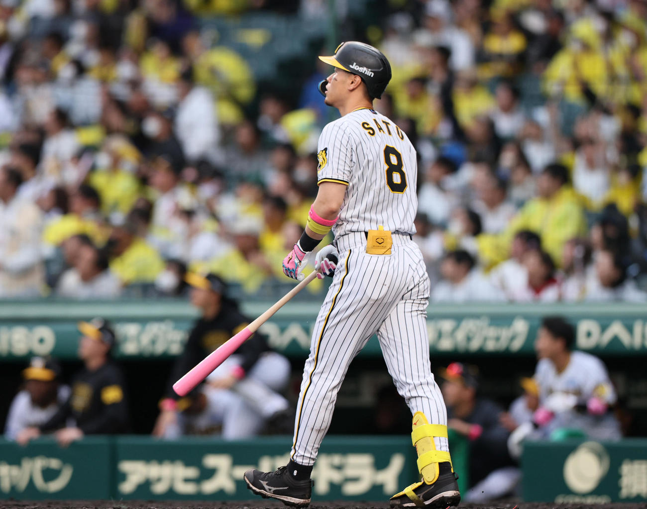 阪神対DeNA 4回裏阪神2死満塁、佐藤輝は右中間越え満塁本塁打を放つ（撮影・上山淳一）