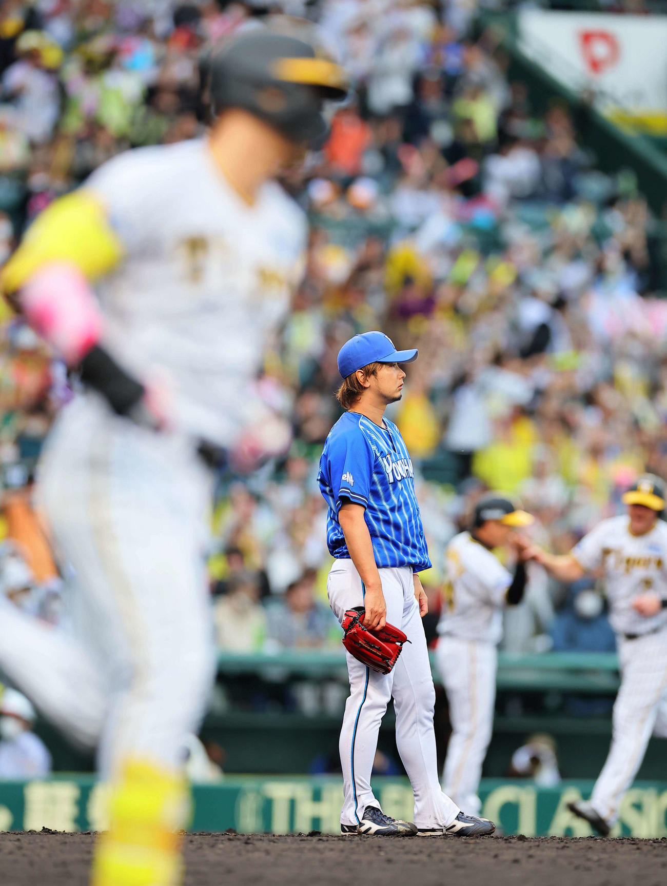 4回裏阪神2死満塁、佐藤輝明に右中間へ満塁本塁打を浴びぼう然とする三嶋（撮影・上田博志）