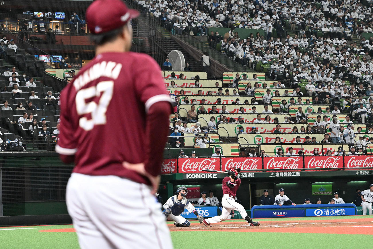 西武対楽天　7回表楽天2死二塁、滝中（手前）に見守られ右越え2点本塁打を放つ安田（撮影・滝沢徹郎）