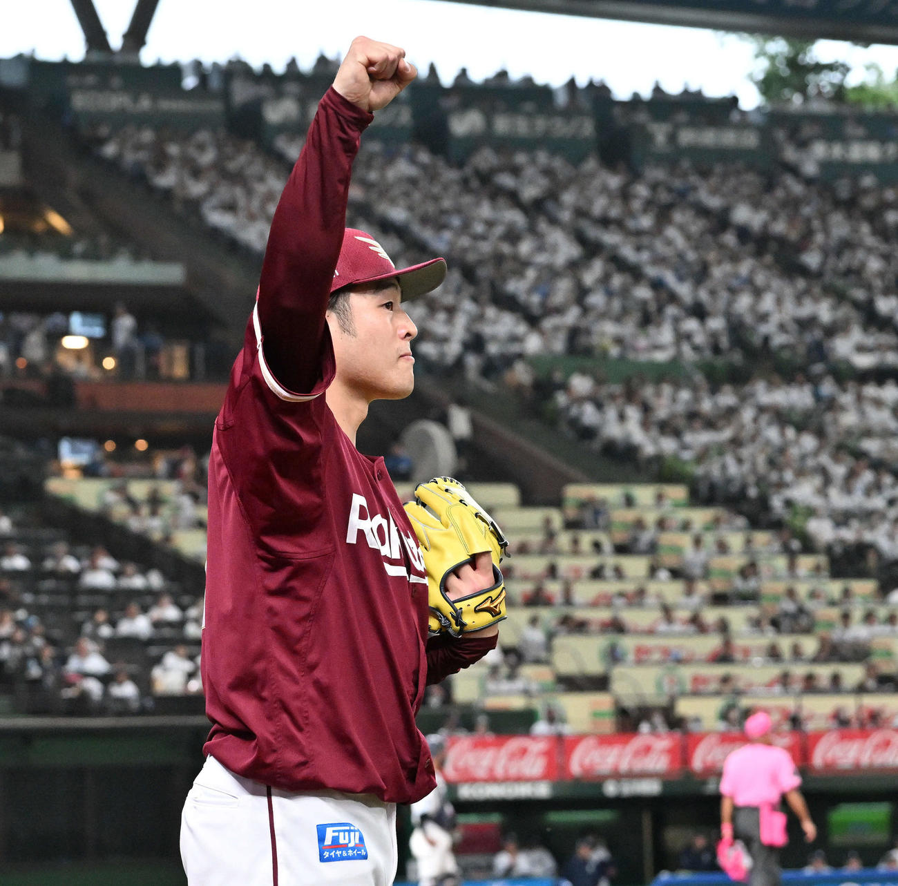 西武対楽天　7回表楽天2死二塁、安田の2点本塁打にガッツポーズする滝中（撮影・滝沢徹郎）