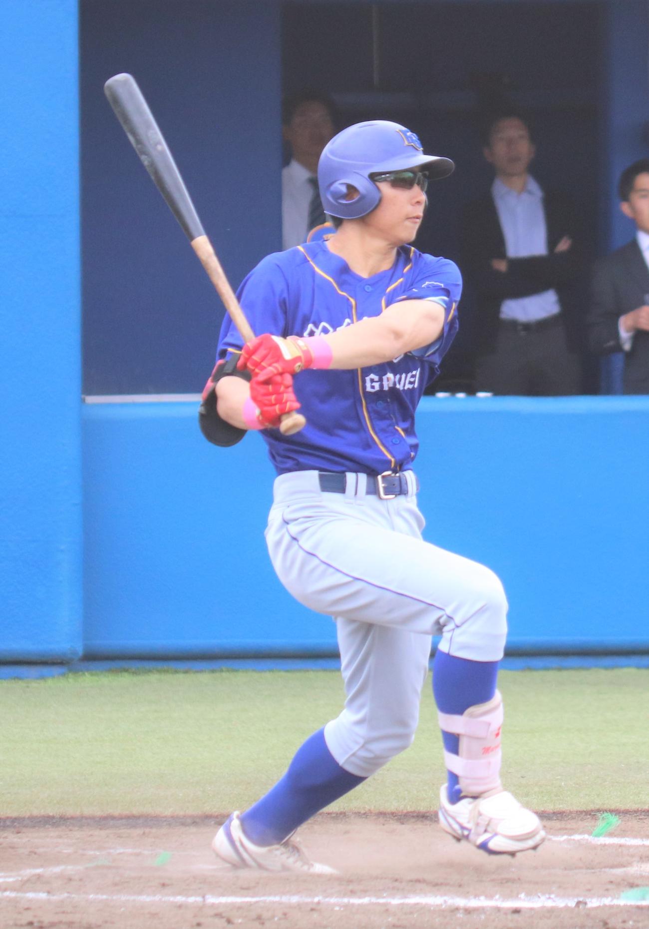 作新学院大対関東学園大　11回裏関東学園大1死二、三塁　サヨナラの内野ゴロを放つ山本（撮影・星夏穂）