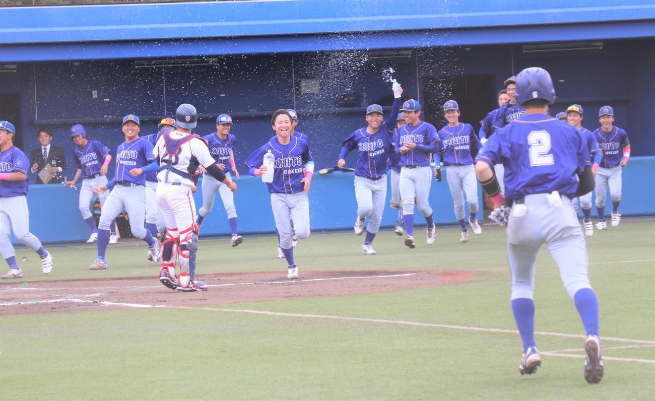 作新学院大対関東学園大　サヨナラ勝ちし喜ぶ関東学園大ナイン（撮影・星夏穂）