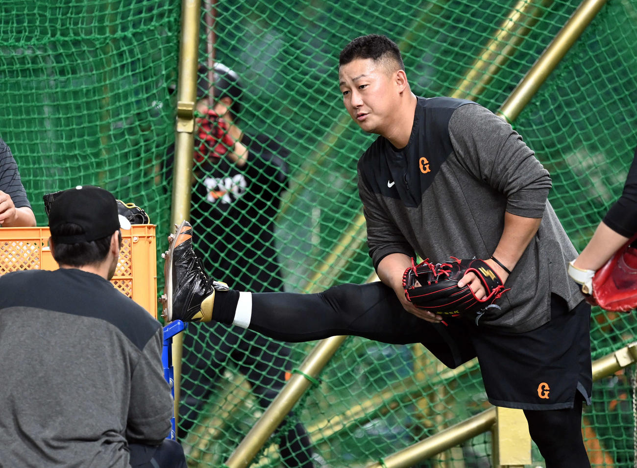 巨人対広島　右太ももを伸ばす巨人中田（撮影・たえ見朱実）