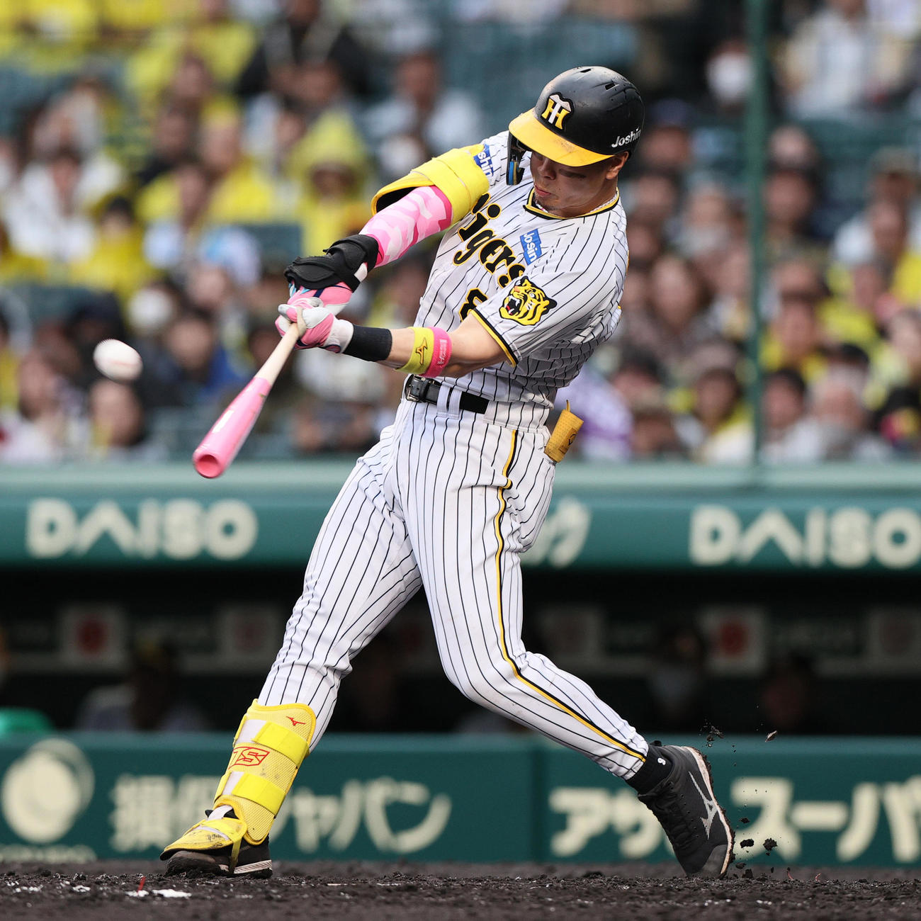 阪神対DeNA 4回裏阪神2死満塁、佐藤輝は右越え満塁本塁打を放つ（撮影・上山淳一）