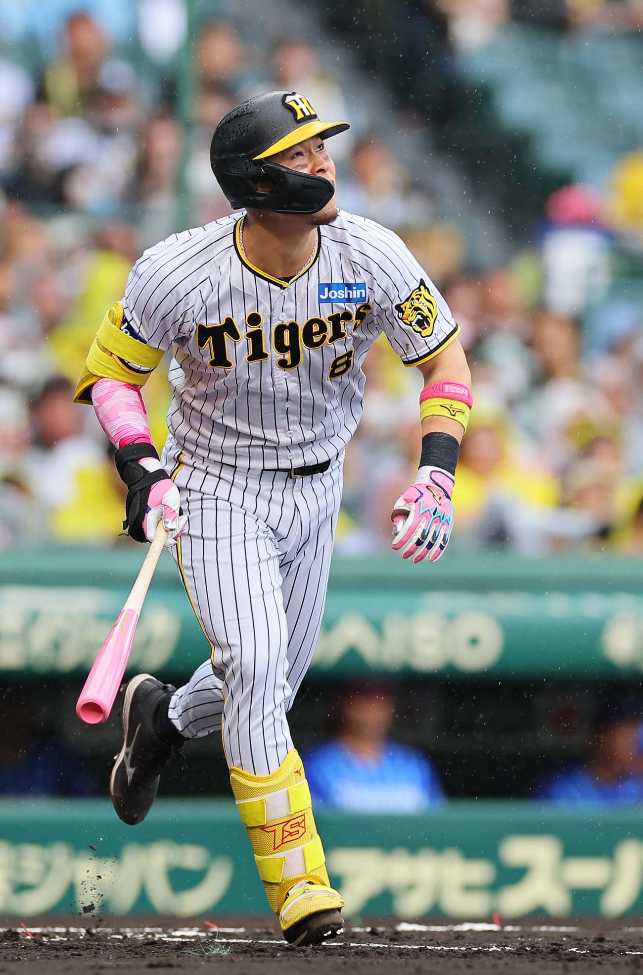 阪神対DeNA 1回裏阪神2死一、二塁、佐藤輝は右越え先制3点本塁打を放つ（撮影・上田博志）