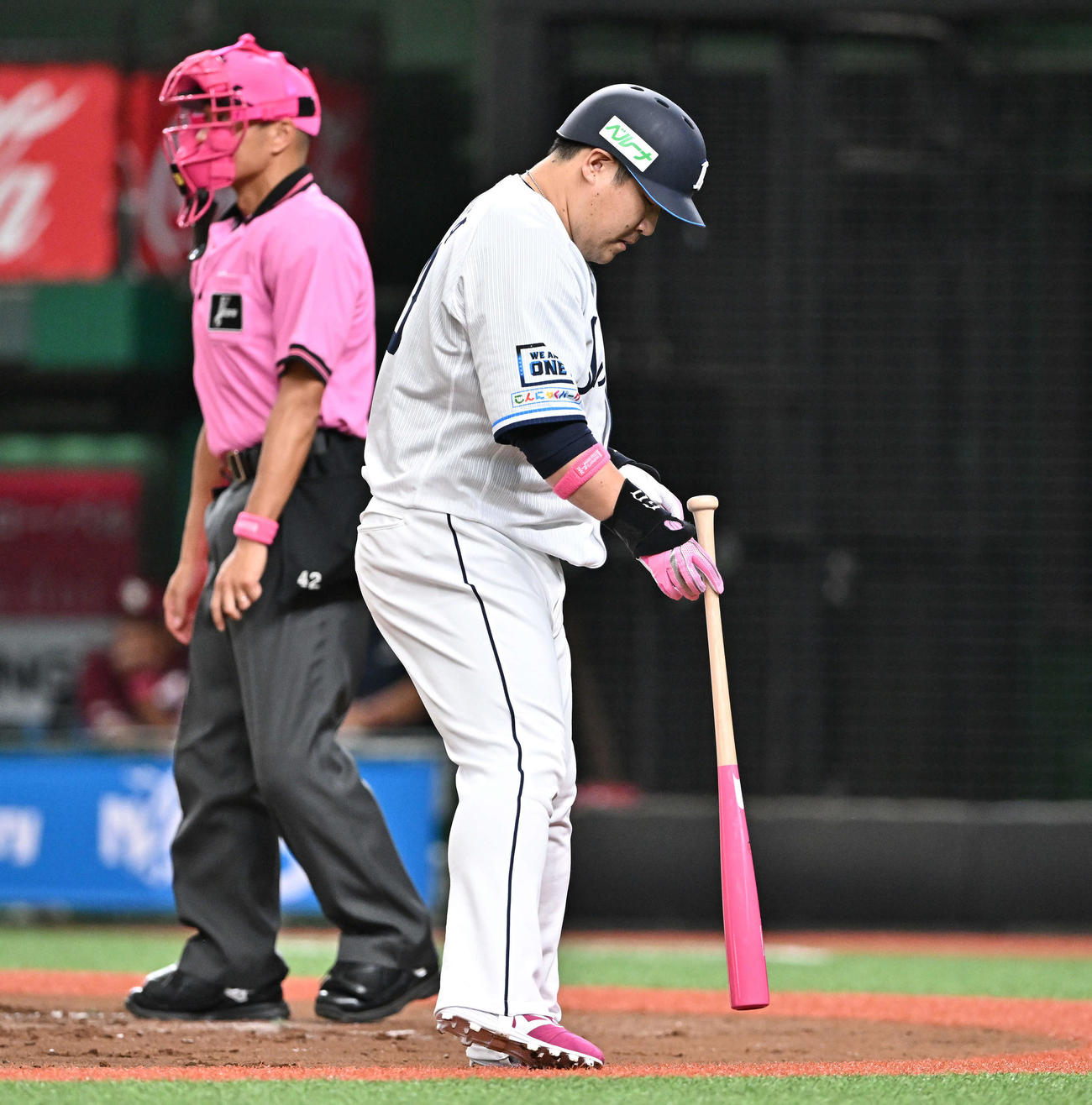 西武対楽天　2回裏西武無死、四球を選んだ中村はピンク色のバットを置く（撮影・滝沢徹郎）