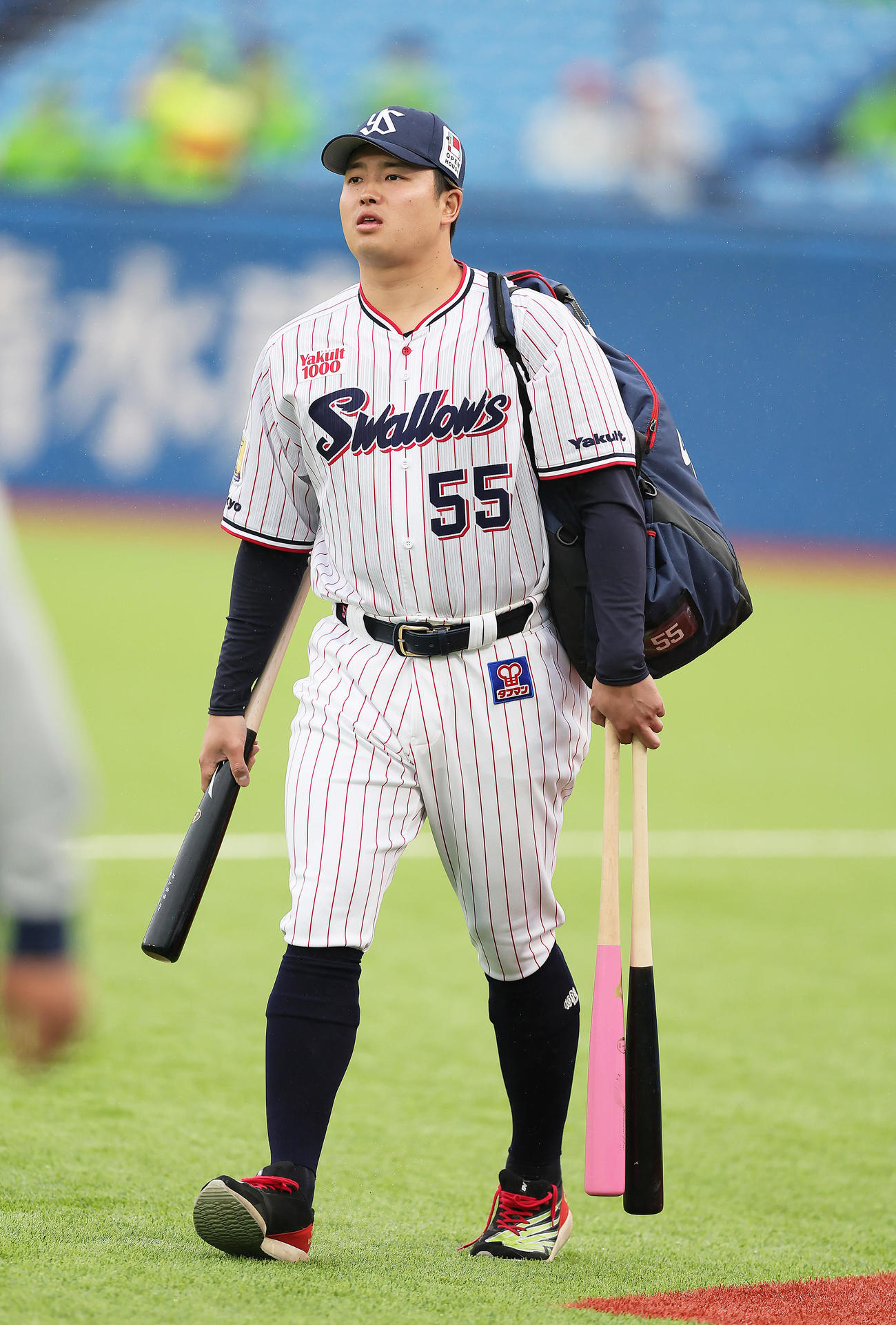 母の日にちなみピンクのバットを手に球場入りするヤクルト村上（撮影・足立雅史）