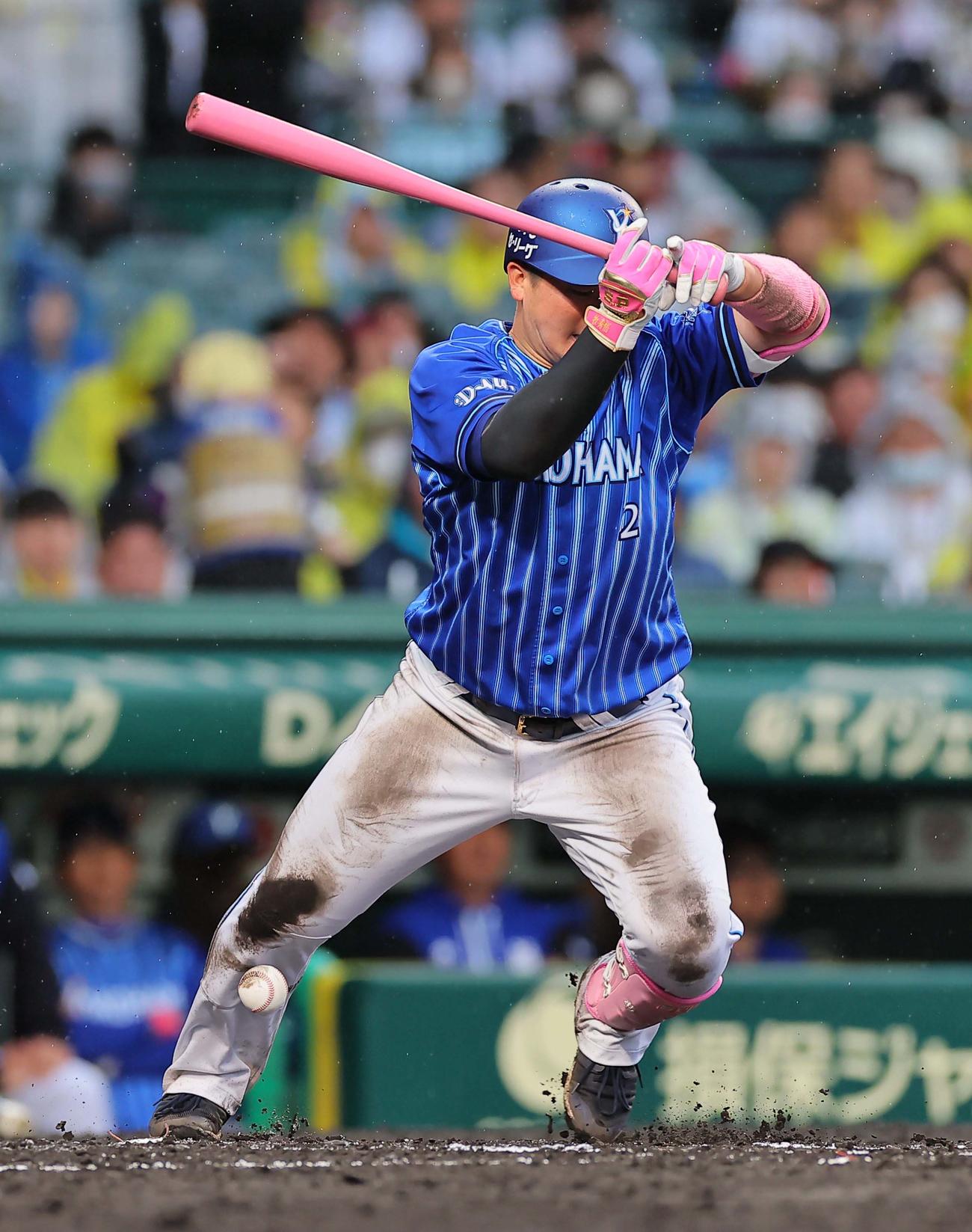 阪神対DeNA 7回表DeNA無死一塁、牧は死球を受ける（撮影・上田博志）