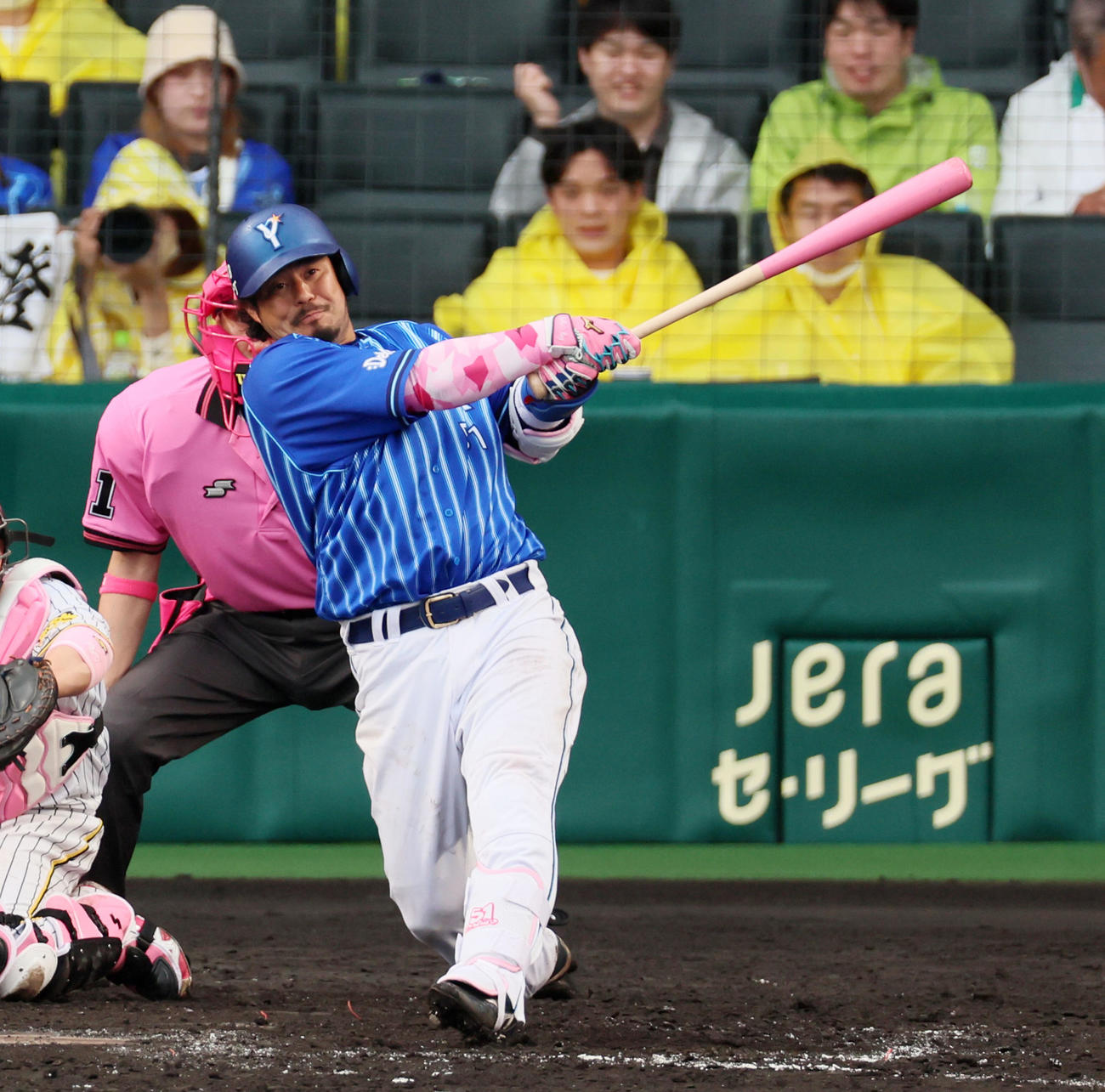 阪神対DeNA 8回表DeNA2死一塁、宮崎は左越え2点本塁打を放つ（撮影・加藤哉）