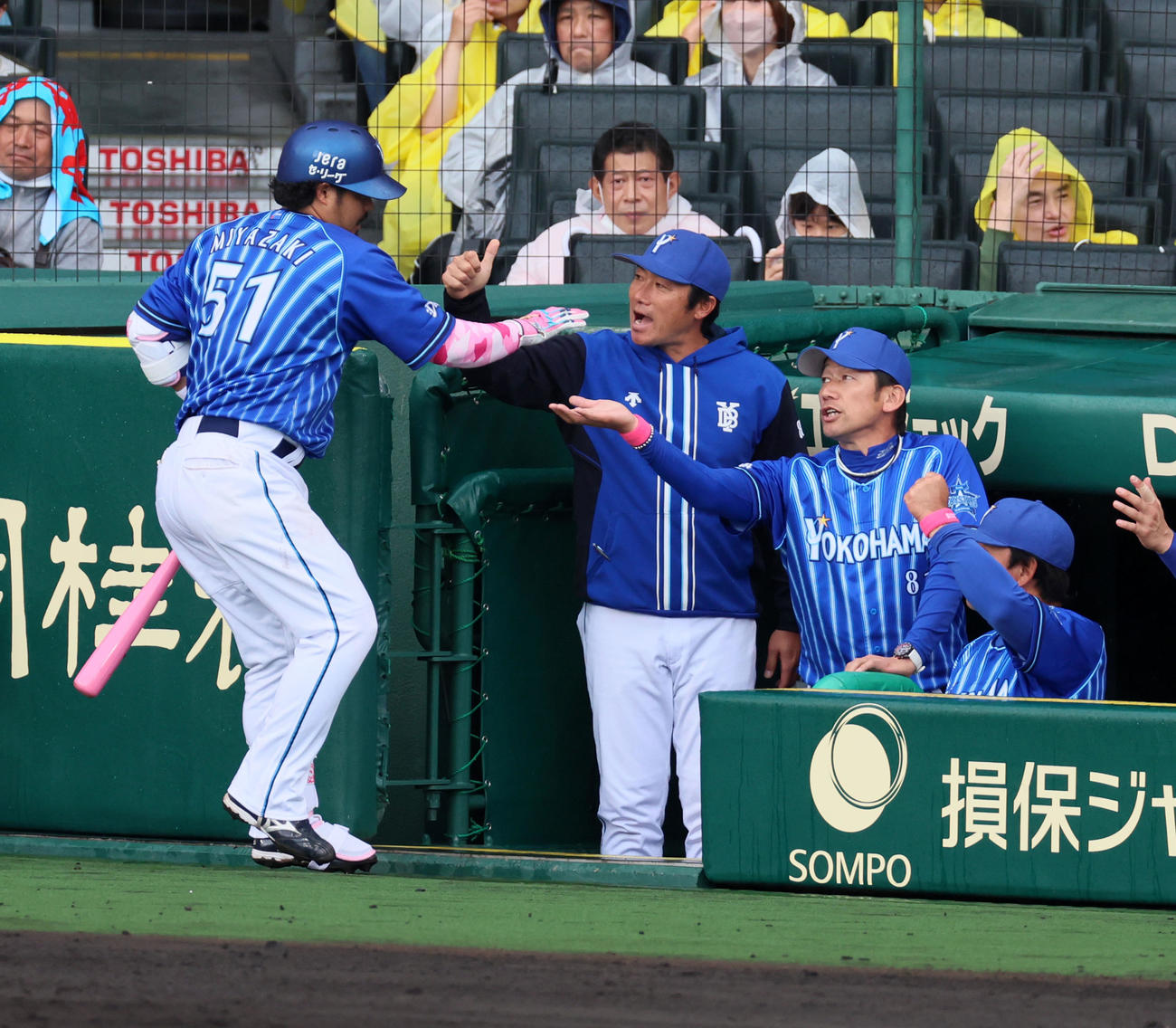 阪神対DeNA 3回表DeNA無死一塁、三浦監督（右）は左越え2点本塁打を放った宮崎を出迎える（撮影・加藤哉）