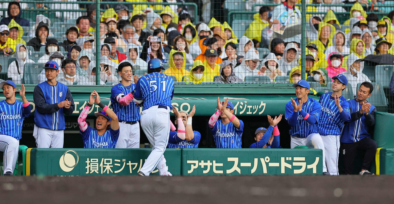 阪神対DeNA 3回表DeNA無死一塁、左中間へ2点本塁打を放った宮崎を出迎えるDeNAナイン（撮影・上田博志）