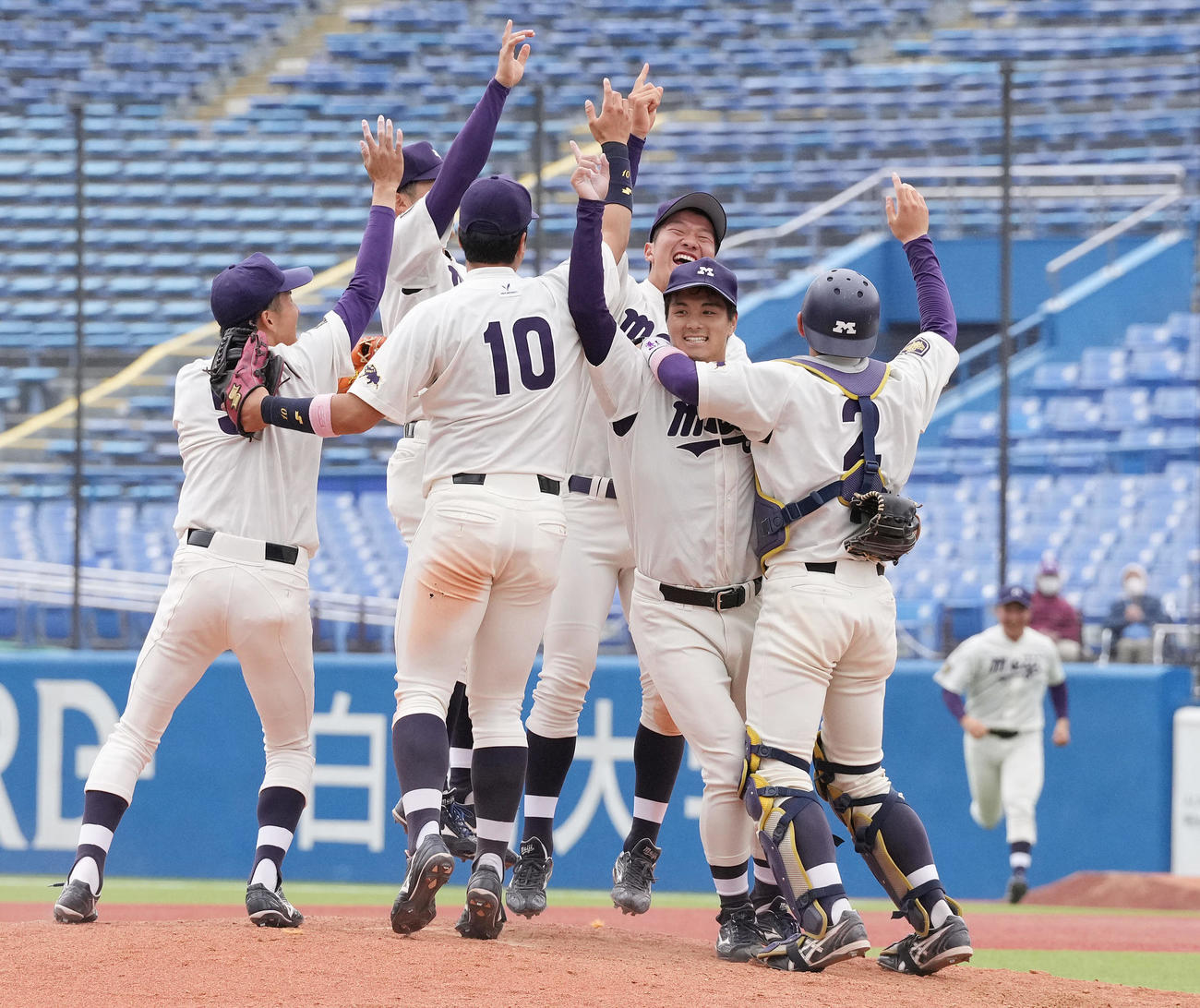 早大対明大　早大に勝利しリーグ3連覇を決め、喜びを爆発させる明大ナイン（撮影・鈴木みどり）