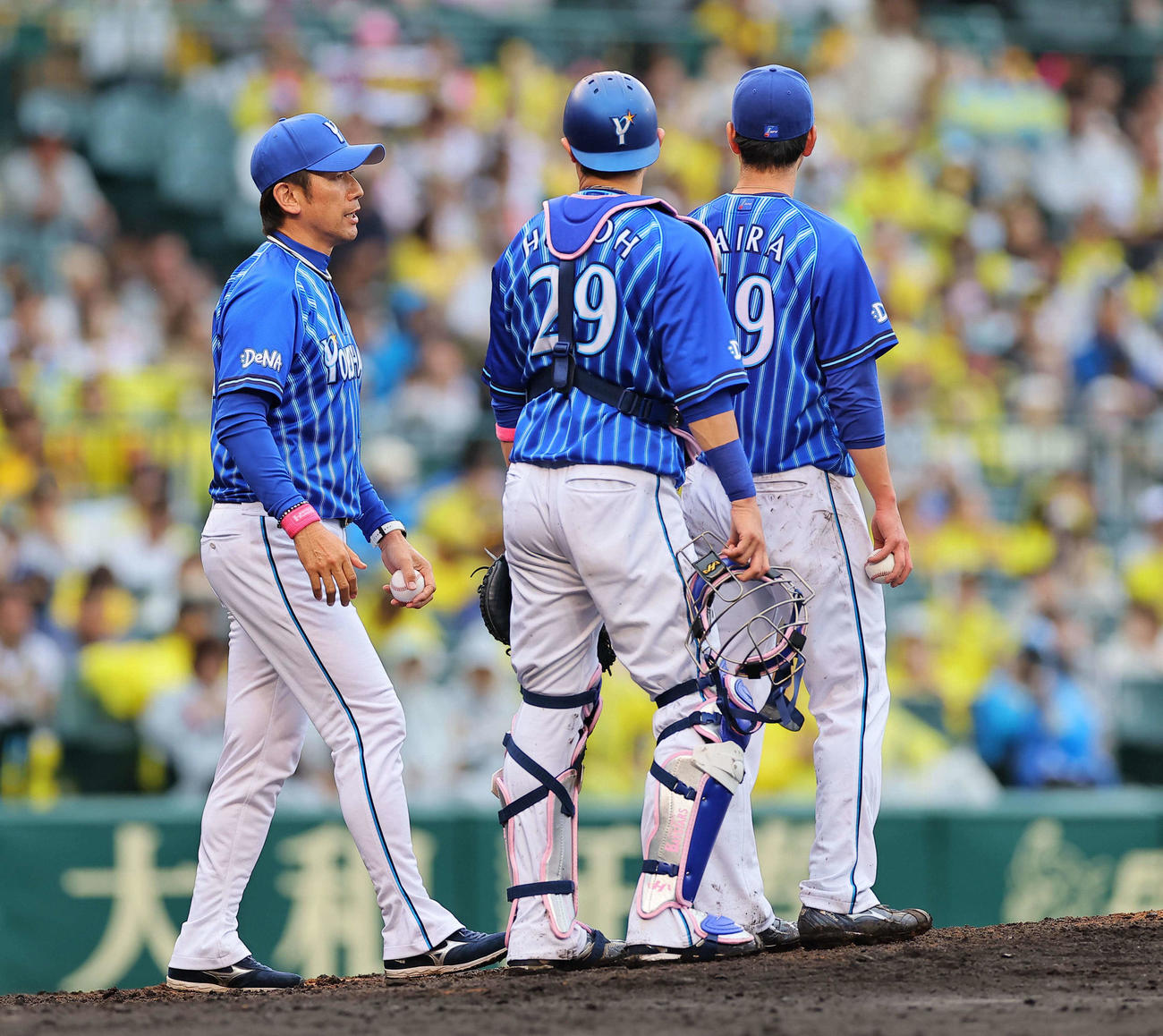 阪神対DeNA 4回、平良（右）に交代を告げる三浦監督（撮影・上田博志）