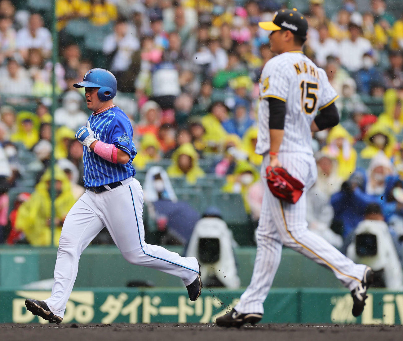 阪神対DeNA 2回表DeNA1死三塁、牧（左）は西純の暴投で生還する（撮影・上田博志）