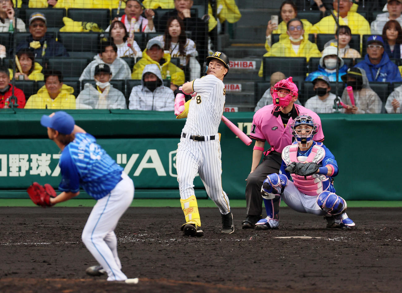 阪神対DeNA 4回裏阪神2死満塁、佐藤輝は右越えに満塁本塁打を放つ。投手は三嶋（撮影・加藤哉）