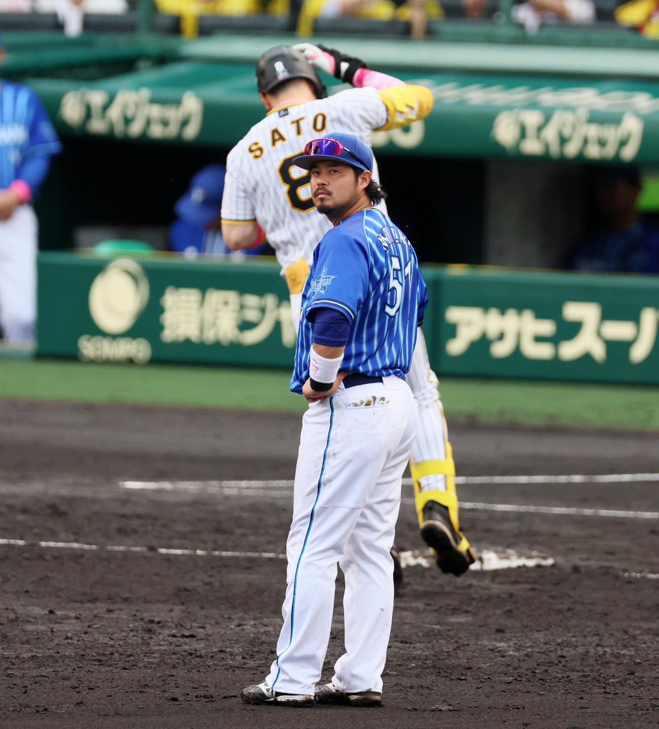 阪神対DeNA 4回裏阪神2死満塁、右越え満塁本塁打放ってダイヤモンドを1周する佐藤輝（左）を見ること無くスコアボードを確認する宮崎（撮影・加藤哉）