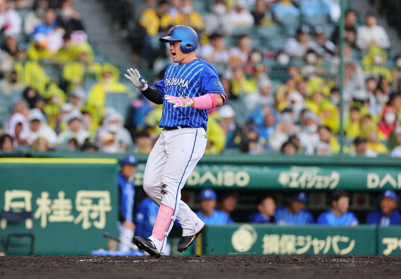 阪神対DeNA 3回表DeNA無死、牧は左中間へソロ本塁打を放つ（撮影・上田博志）