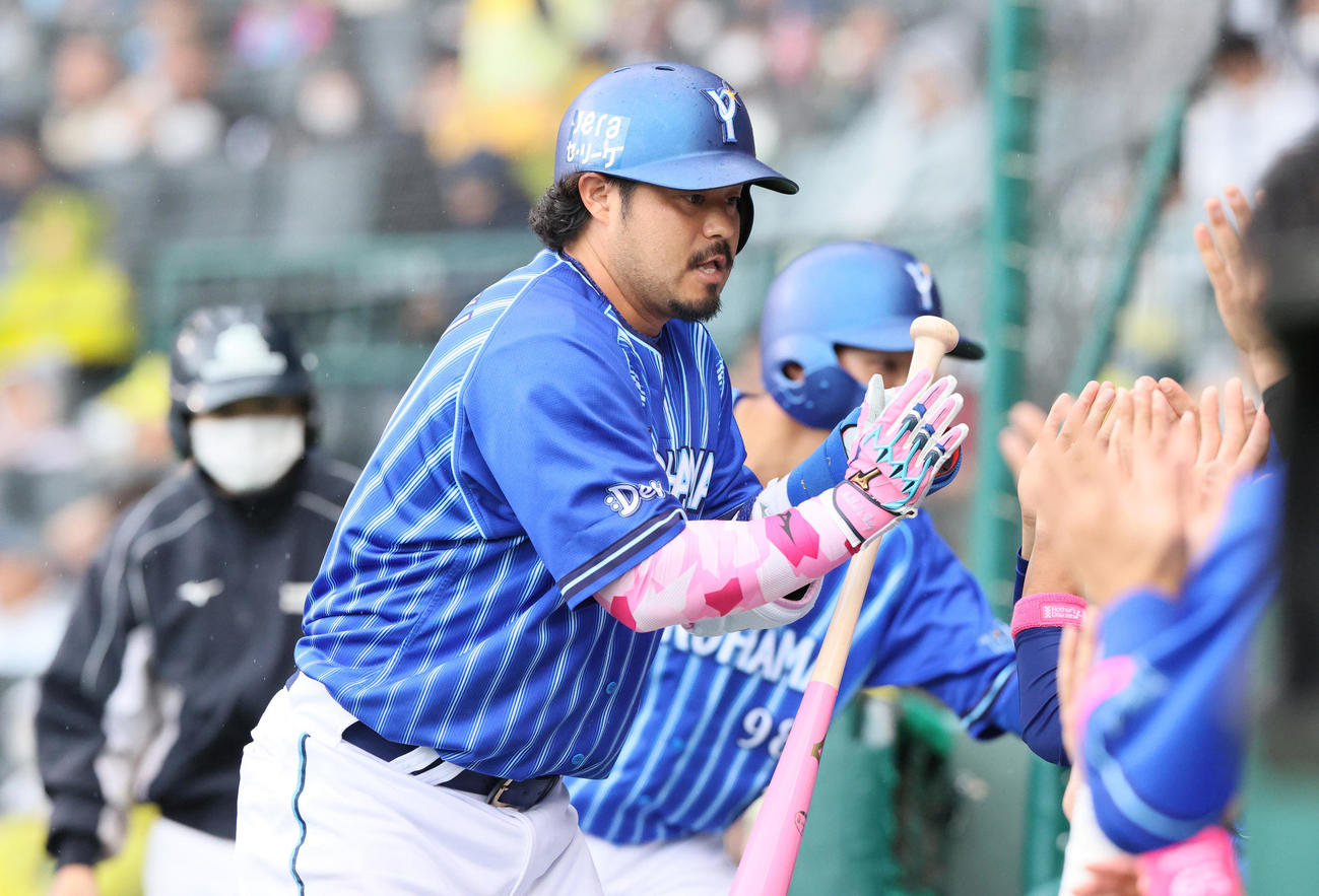 阪神対DeNA 3回表DeNA無死一塁、宮崎は左中間越え2点本塁打を放ちナインとタッチをかわす（撮影・上山淳一）被弾する（撮影・上山淳一）