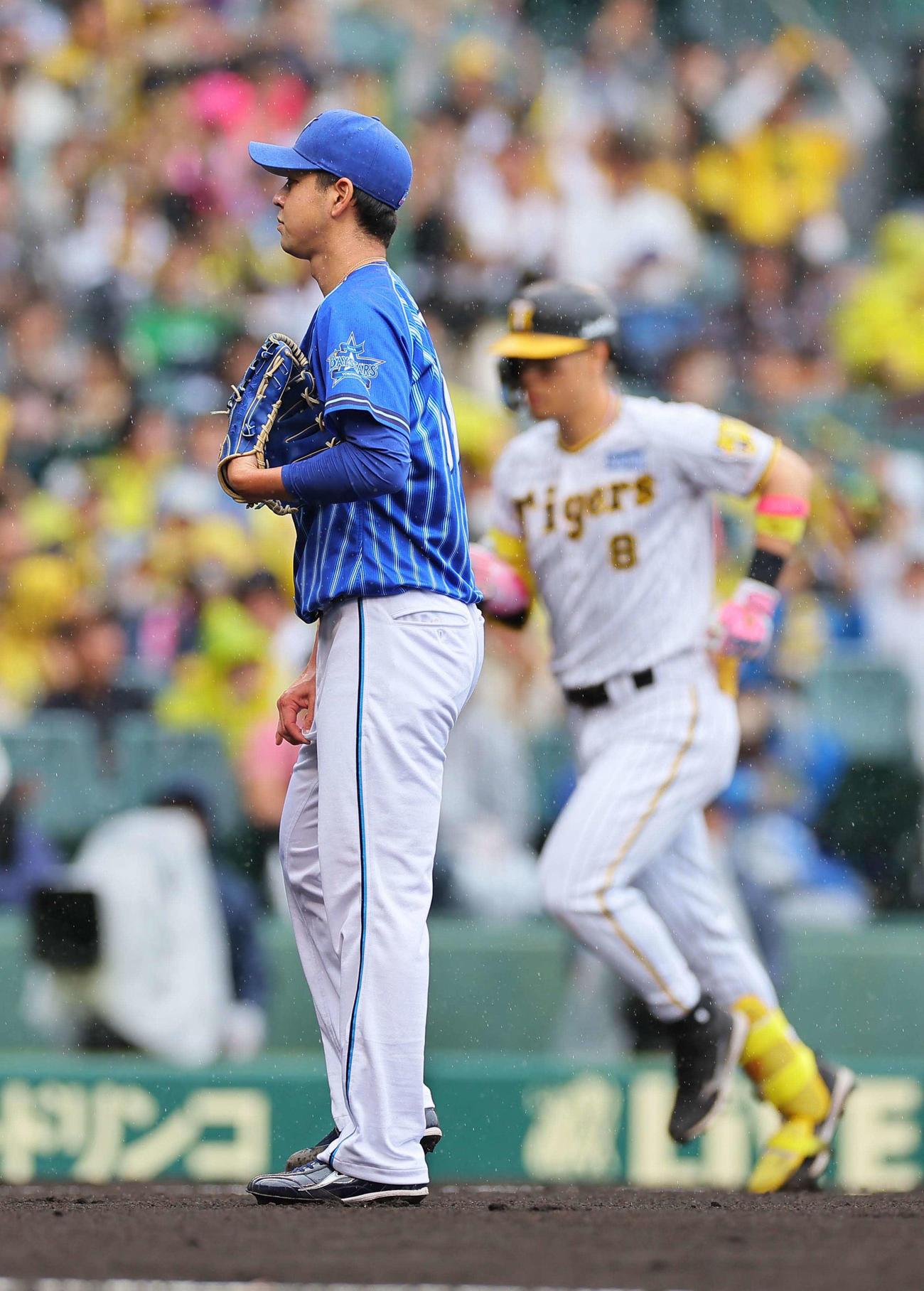 阪神対DeNA 1回裏阪神2死一、二塁、平良は佐藤輝に右越え先制3点本塁打を浴びる（撮影・上田博志）