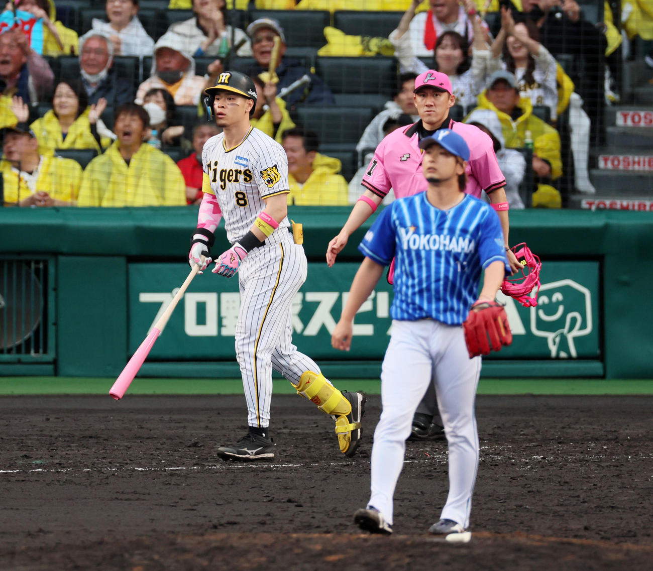 阪神対DeNA 4回裏阪神2死満塁、佐藤輝は右越えに満塁本塁打を放つ。投手は三嶋（撮影・加藤哉）