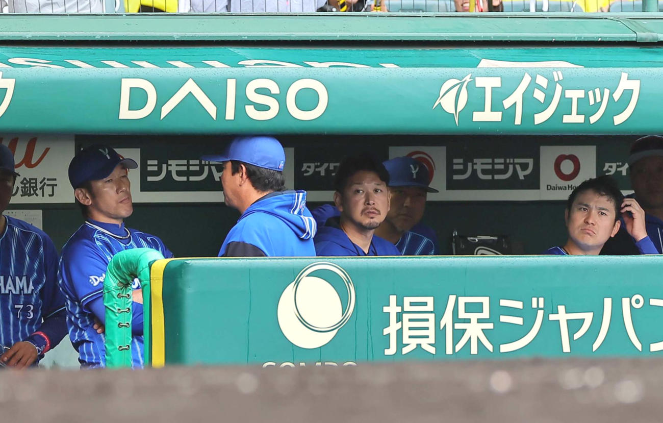 阪神に3連敗した三浦監督（左）はベンチで渋い表情を見せる（撮影・上田博志）