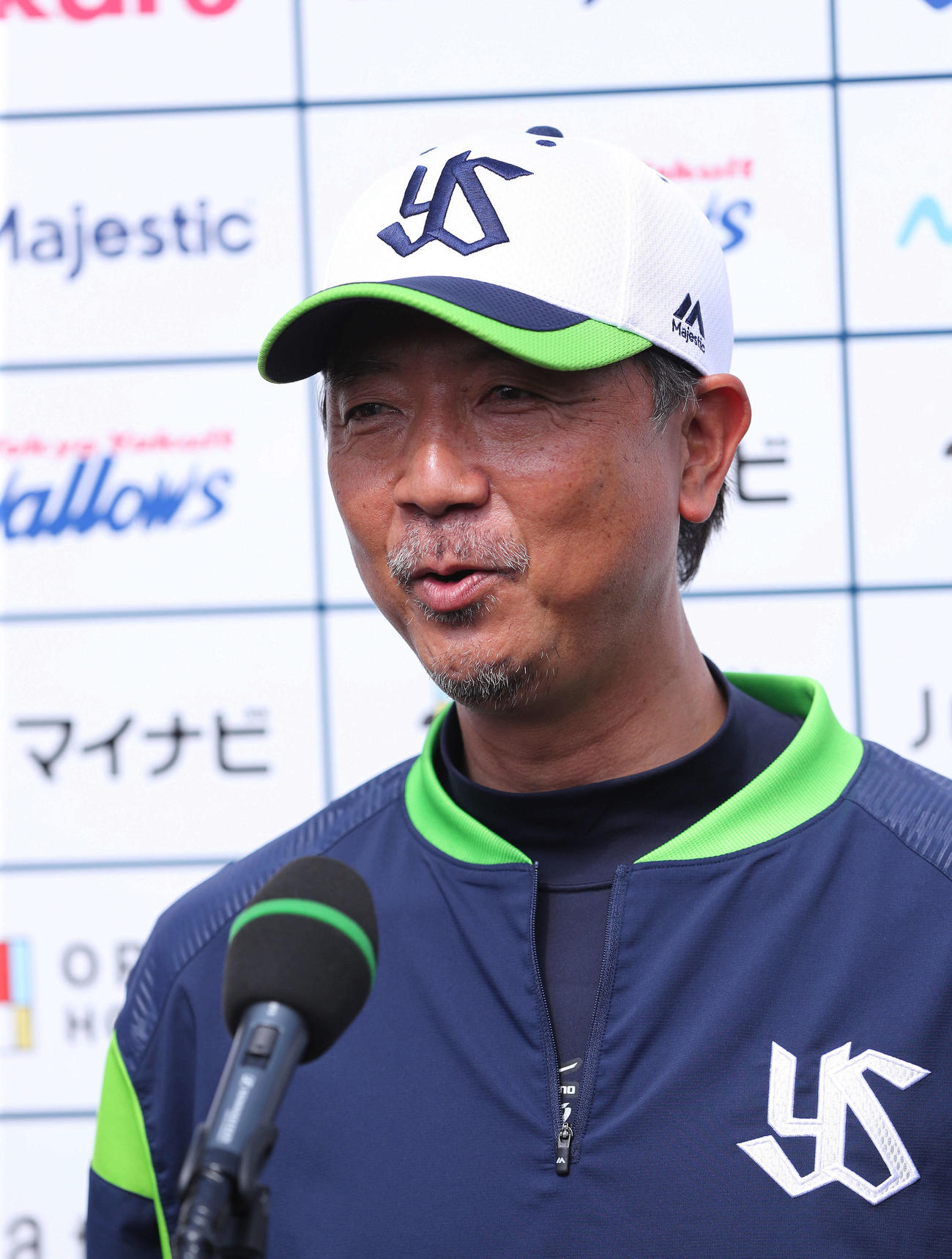 2021年2月、取材に答えるヤクルト伊藤投手コーチ