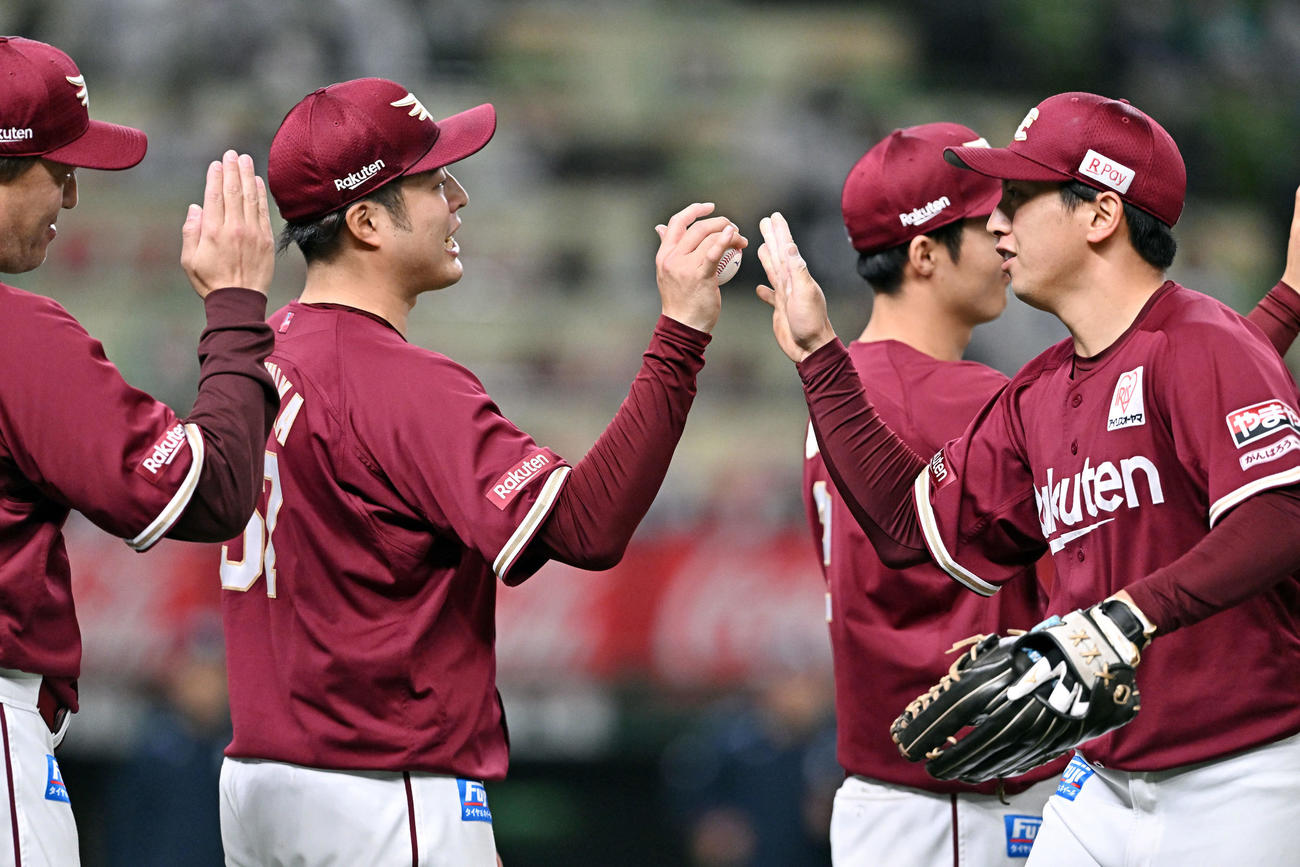 西武対楽天　試合後、勝利投手の楽天滝中（左から2人目）は小郷から記念球を受け取る。左は石井GM兼監督（撮影・滝沢徹郎）