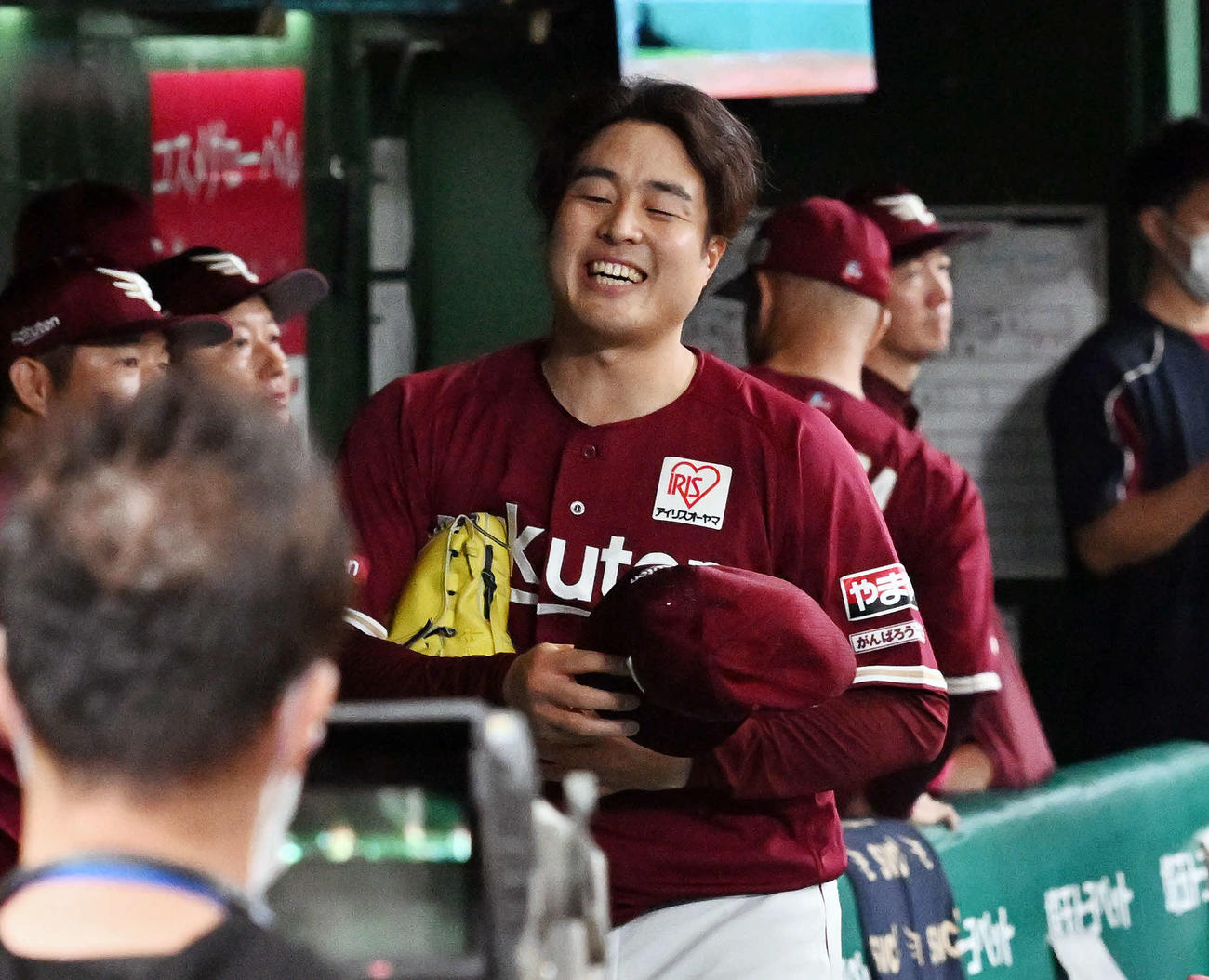 西武対楽天　9回裏西武1死一塁、代打平沼に右前打を浴び交代した滝中はベンチに戻り苦笑いする（撮影・滝沢徹郎）