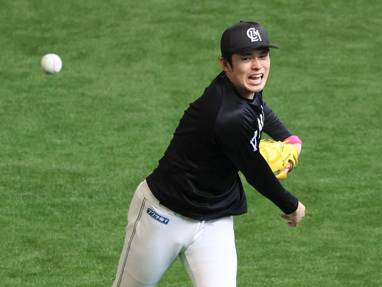 日本ハム対ロッテ　試合前練習でキャッチボールする佐々木朗（撮影・黒川智章）